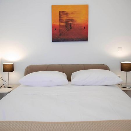 Konstantinos Stylish Brand New Apt In The Heart Of Athen Exterior foto